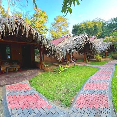 Hasthi Safari Cottage อุดาวาลาเว ภายนอก รูปภาพ