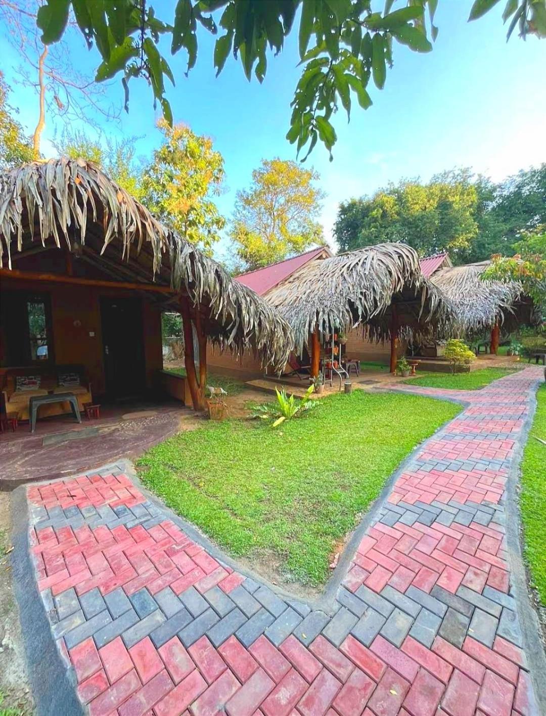 Hasthi Safari Cottage อุดาวาลาเว ภายนอก รูปภาพ
